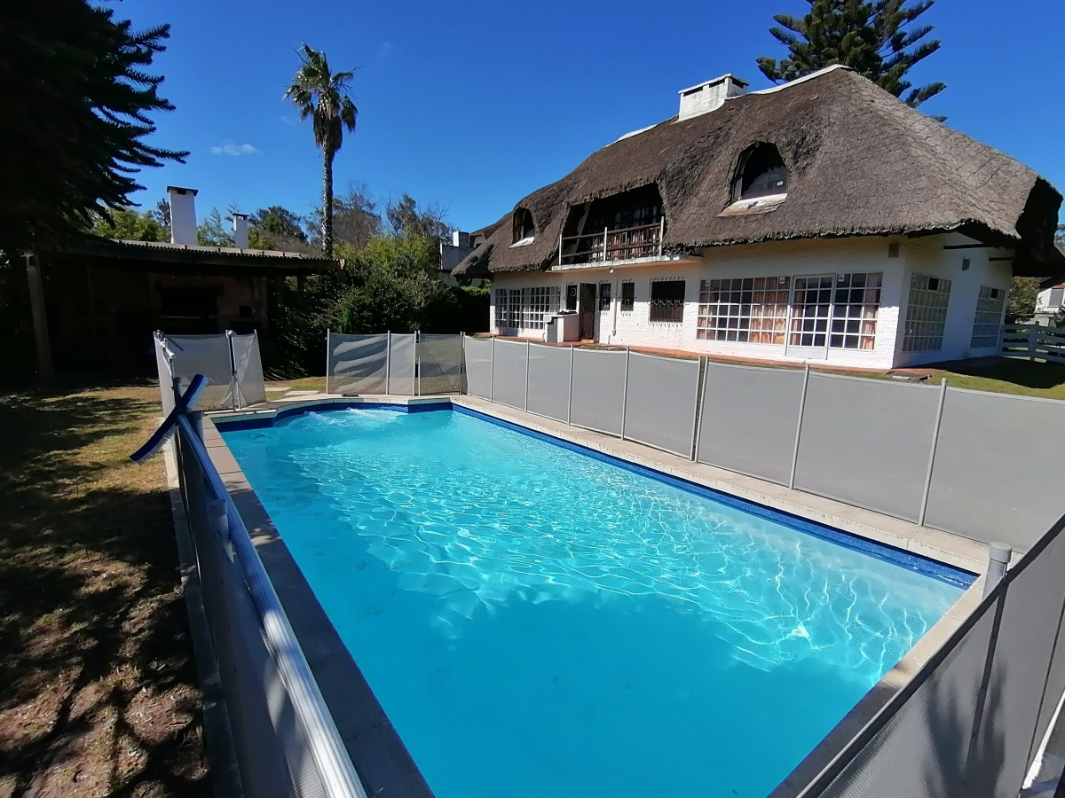 Amplia casa en 2 plantas a pasos del mar. Cuenta 5 dormitorios + dependencia de servicio, 3 baños en total. Cuenta con pileta y parrillero.  Ideal para disfrutar en familia, zona tranquila a 1 cuadra de la playa. 