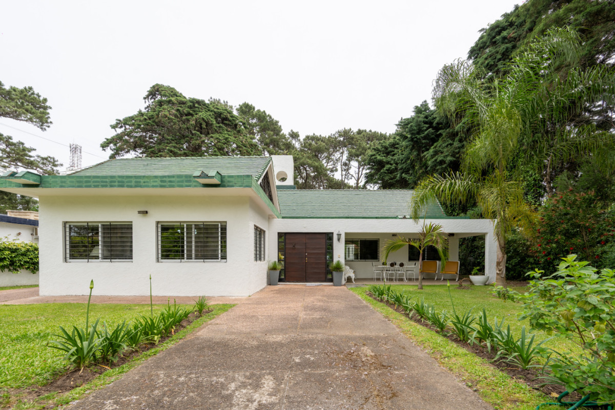 Esta majestuosa casa de 4 dormitorios y 5 baños, con capacidad para 10 personas, te espera para convertirse en tu nuevo hogar o tu escapada de vacaciones perfecta. 

La cocina está lista para inspirar tus mejores recetas y los espacios de living y comedor se fusionan en un ambiente abierto y acogedor, ideal para reuniones familiares o con amigos. 

No pierdas la oportunidad de disfrutar en uno de los lugares más deseados de Punta del Este. Nuestros asesores están listos para responder todas tus preguntas y ayudarte a dar el próximo paso hacia tu sueño. ¡Contacta con nosotros hoy mismo!