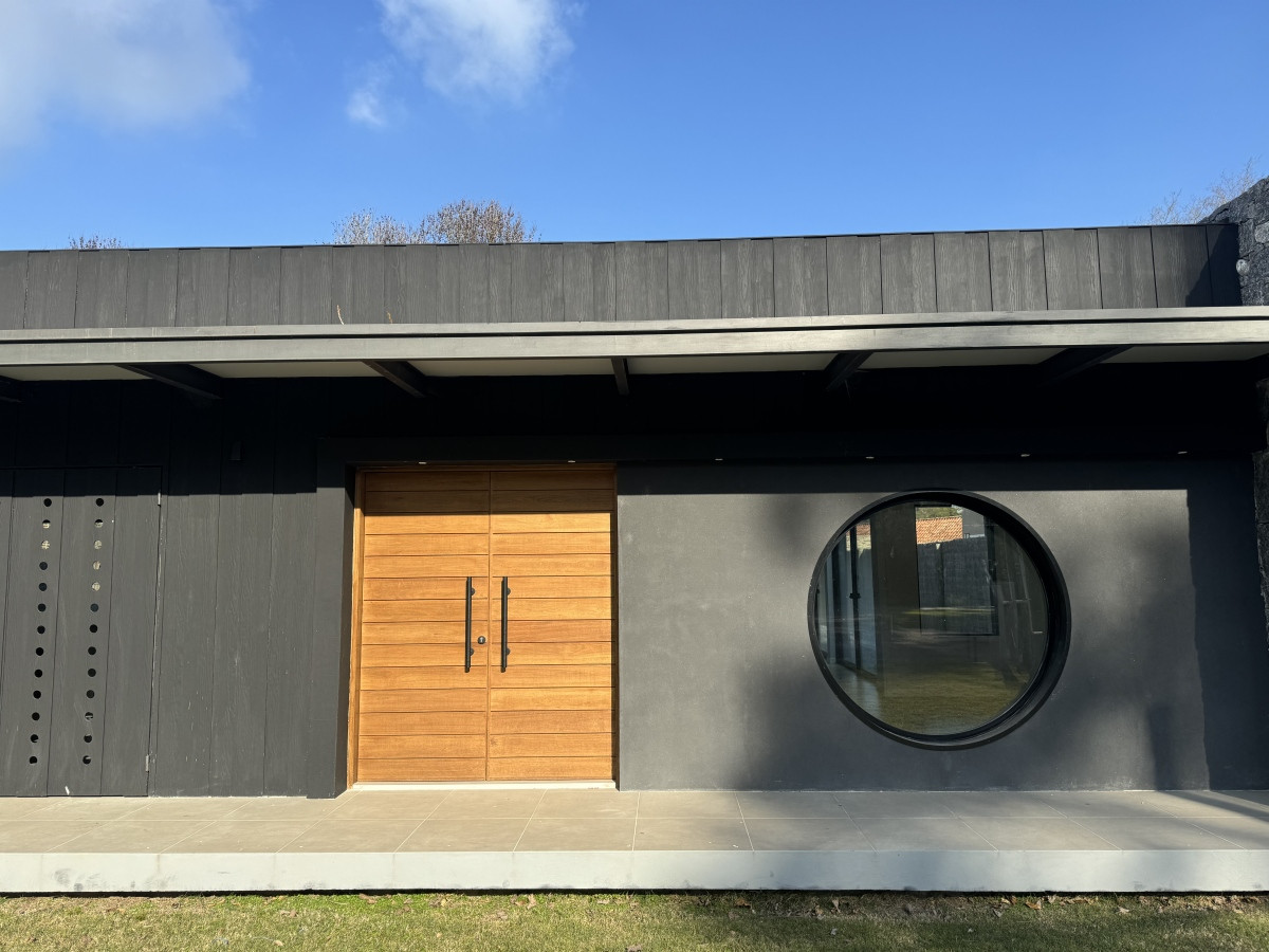     ¡Bienvenidos a su nuevo paraíso en Brava, Punta del Este! Está impresionante casa de 4 dormitorios y 4 baños es la joya que ha estado buscando.

La cocina, moderna y completamente equipada, se abre a un espacioso living comedor, creando un ambiente perfecto para entretener a sus invitados o disfrutar de una cena familiar. 

Con un terreno de 739 m2 y una construcción de 140 m2, esta propiedad ofrece un equilibrio perfecto entre espacio interior y exterior. Imagínese despertando cada mañana con el sonido de las olas.

No pierda esta oportunidad única de vivir en uno de los lugares más deseados de Punta del Este. Nuestros asesores están listos para responder a todas sus preguntas. ¡Contacte con nosotros hoy mismo y dé el primer paso hacia la casa de sus sueños!