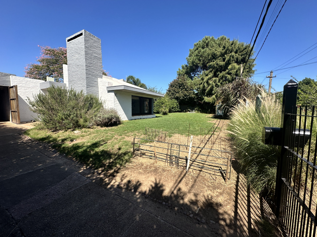 Cómoda casa a 700 metros de la playa, ubicada en un punto clave, muy próximo a la playa, al centro, a supermercados, en una zona muy tranquila y un entorno muy agradable.
La casa cuenta con un total de 3 habitaciones y dos baños, adicional de una dependencia de servicio con su respectivo baño. Cómodo parrillero y amplia piscina. Piscina climatizada. Estufa a leña, ideal para disfrutar todo el año. 