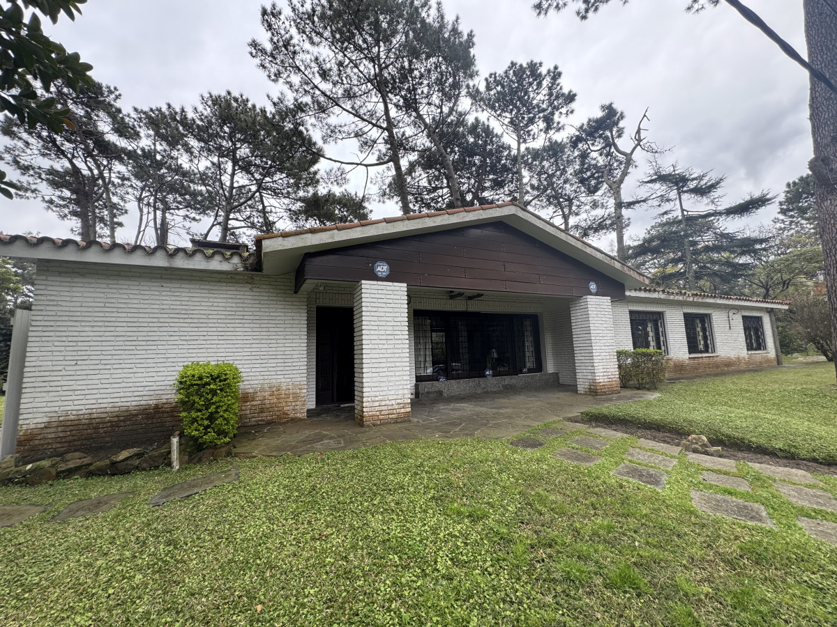 Descubre esta encantadora casa en Cantegril, Punta del Este, a 700 metros Playa Mansa. Con un terreno generoso de 1271 m² y una construcción de 308 m², esta propiedad ofrece el espacio y la comodidad que siempre has deseado.

La casa cuenta con 3 acogedores dormitorios y 2 baños + dependencia de servicio con baño perfectos para disfrutar de momentos en familia o con amigos. Su diseño funcional incluye una amplia cocina, un luminoso living y un comedor que invitan a compartir gratos momentos. Además, el living-comedor se convierte en el corazón del hogar, ideal para recibir a tus seres queridos.

No dejes pasar la oportunidad de vivir en un entorno natural y tranquilo, donde cada día se siente como un escape. Para más información, consulta con nuestros asesores y da el primer paso hacia tu nuevo hogar en la costa. ¡Te esperamos!