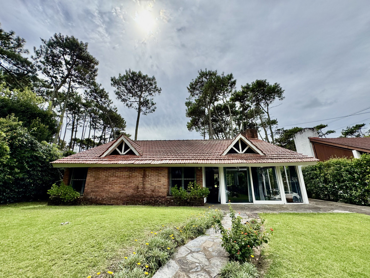 Chalet Ideal para Disfrutar de Punta del Este

Descubre esta encantadora propiedad ubicada en el corazón de San Rafael, Punta del Este, donde la tranquilidad y la comodidad se encuentran en perfecta armonía. Esta casa de 152 m² construidos se asienta sobre un amplio terreno de 600 m², brindando el espacio ideal para disfrutar de momentos inolvidables con familia y amigos.

La vivienda cuenta con 3 acogedores dormitorios y 2 baños, perfectos para garantizar el descanso y la privacidad que buscas. Cuenta con cocina, definida y funcional. Cuenta con un luminoso living comedor cálido y acogedor para compartir tus mejores momentos.

Ubicada en una zona tranquila, esta propiedad te ofrece la oportunidad de vivir la esencia de Punta del Este, con la cercanía a playas, servicios y la vibrante vida social que caracteriza a este destino.

No dejes pasar esta oportunidad única. Consulta con nuestros asesores y comienza a imaginar tu nueva vida en San Rafael. ¡Te esperamos!
