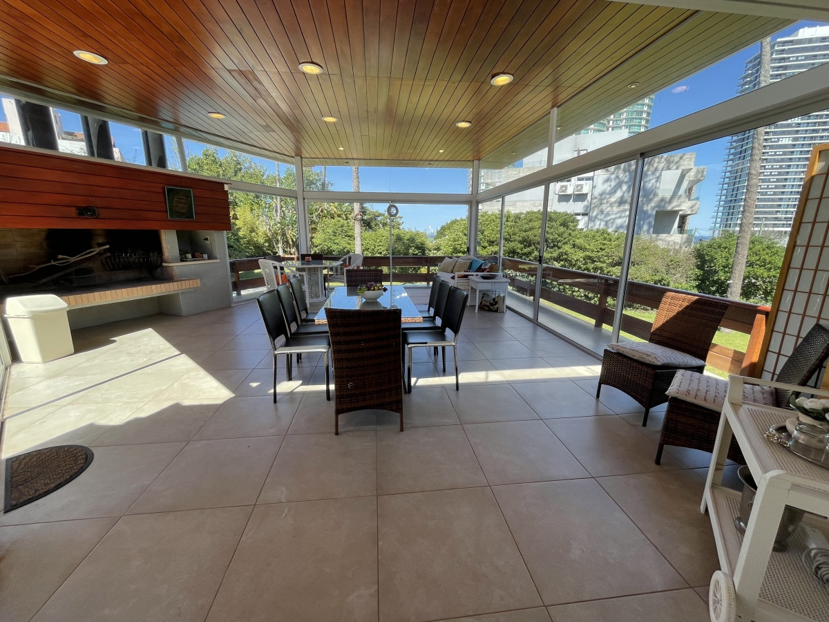 Espectacular propiedad en playa mansa, a 200 mts del mar con todas las comodidades.

Cuenta con 5 dormitorios en suite y vestidor con fina carpinteria + apartamento para caseros o servicio con dos habitaciones.

Parque de 3.000mts con piscina climatizada.

Barbacoa en planta baja + barbacoa en planta alta con terraza y vista al mar.

Ideal para grandes familias.

Consulte por más información.