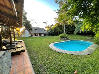 En alquiler temporal amplia casa con piscina y parrillero a 200 metros del mar