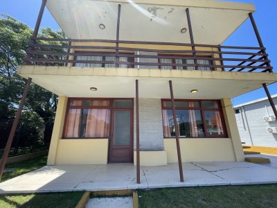 Casa amplia con generoso terreno en la loma.