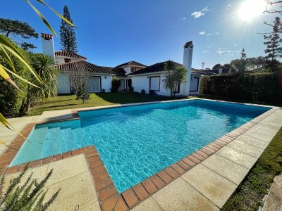 Amplia casa para 12 personas con piscina en alquiler de temporada, predio cerrado con parrillero, a pasos del mar