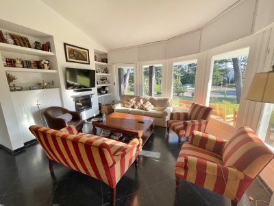 Hermosa casa en alquiler temporal 4 dormitorios 3 baños parrillero amplio jardin cercado a 200 metros de la playa