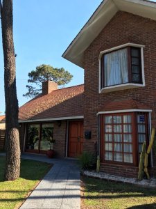 Muy linda casa con piscina climatizada en Pinares