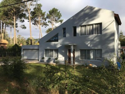 Hermosa casa en venta en Parque Burnett
