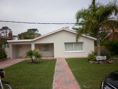 Casa en Mansa a dos cuadras de la playa, en alquiler, 3 dormitorios 