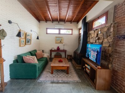 Casa de 3 dormitorios + dependencia a 200 metros del mar en playa Mansa