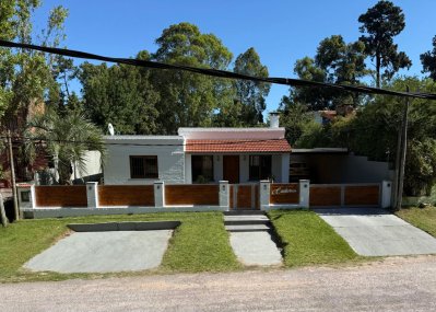 Hermosa casa en alquiler con piscina, Pinares