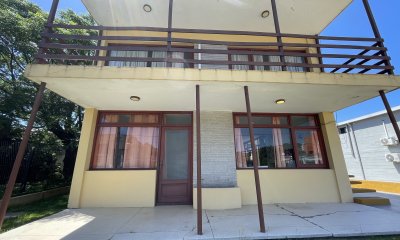 Casa amplia con generoso terreno en la loma.