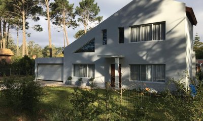 Hermosa casa en venta en Parque Burnett