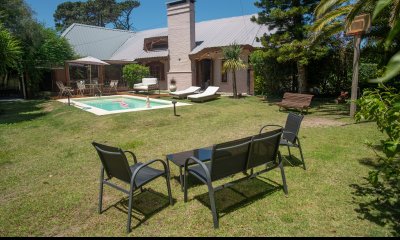 Muy amplia casa con piscina, parrillero y apartamento anexo.