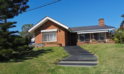 En alquiler a metros de la playa, 4 dormitorios y dependencia, aire acondicionado, predio cerrado con jardín, playa mansa
