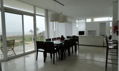 Casa en Alquiler en primera LÍ­nea sobre el mar -Punta Piedra- Punta del Este