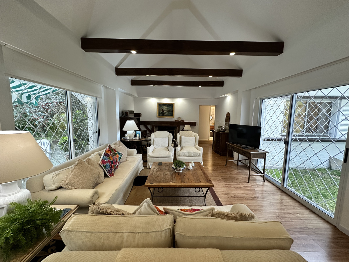 Amplia casa en venta para entrar completa