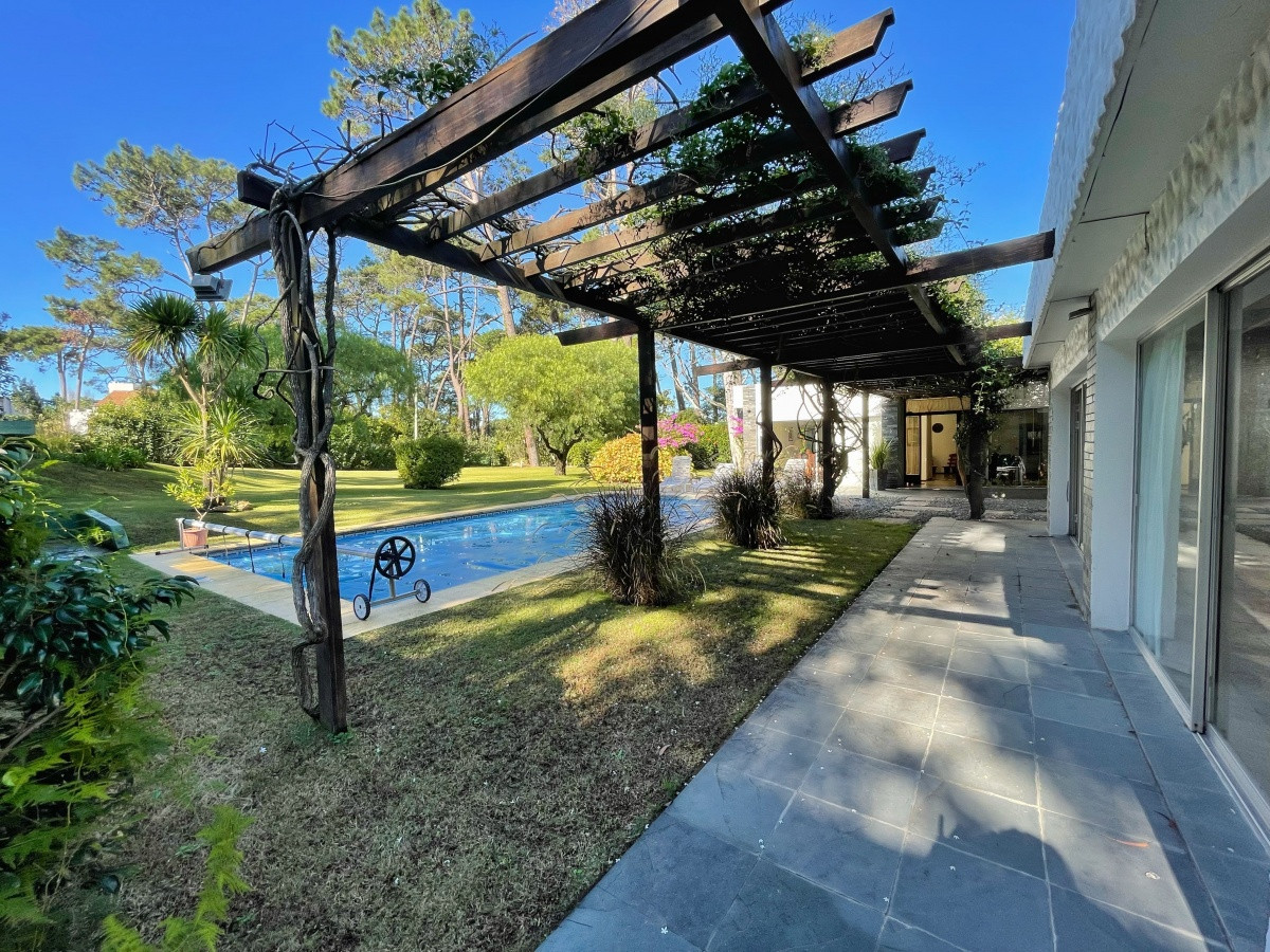 Casa 3 dormitorios con piscina en Rincon del Indio, Punta del Este.