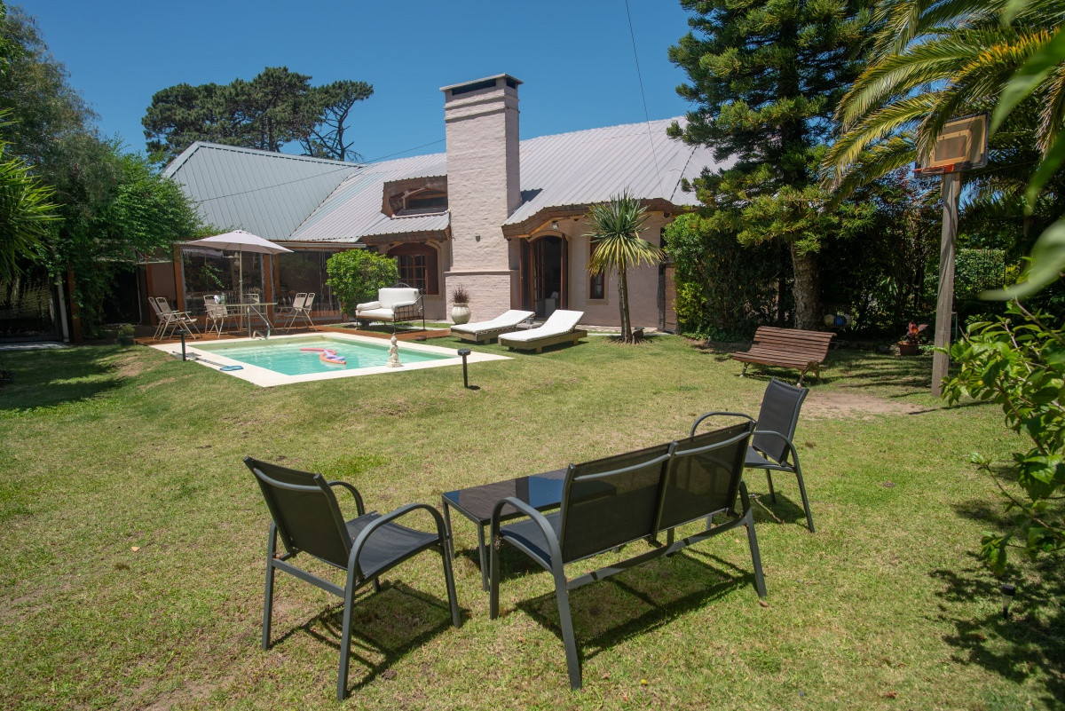Muy amplia casa con piscina, parrillero y apartamento anexo.