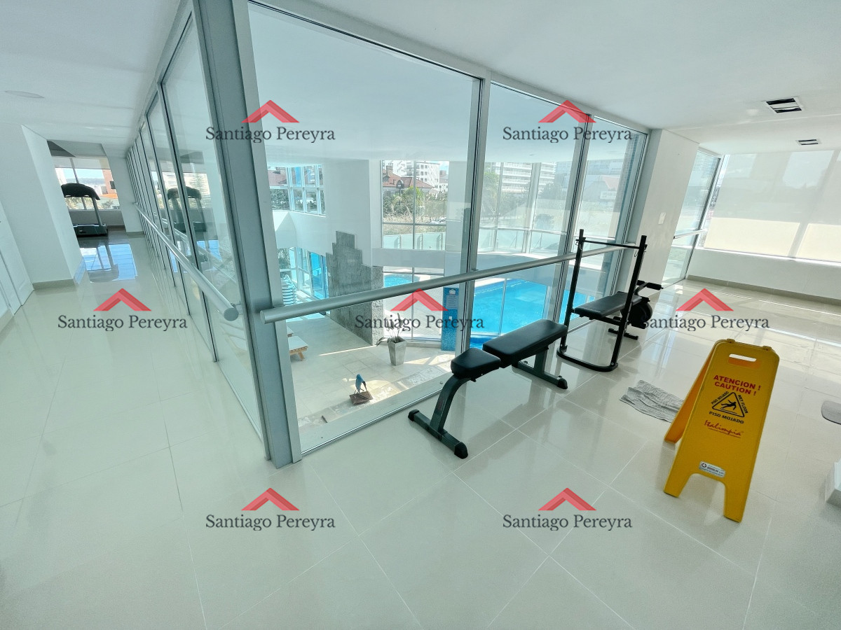 Apartamento ID.3082 - Amplio apartamento en venta, 3 dormitorios y dependencia, terraza con parrillero cerrada, excelentes amenities, zona Conrad a metros de playa mansa