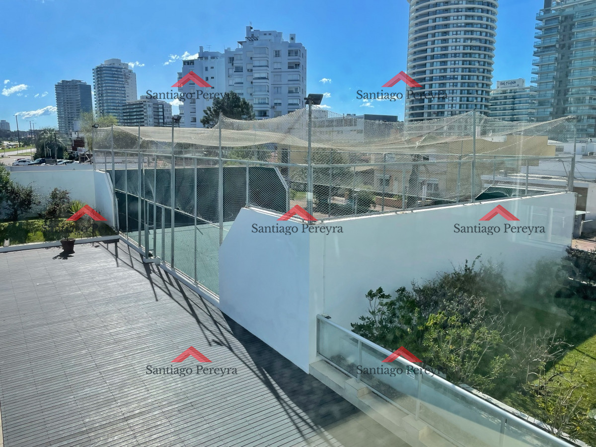 Apartamento ID.3082 - Amplio apartamento en venta, 3 dormitorios y dependencia, terraza con parrillero cerrada, excelentes amenities, zona Conrad a metros de playa mansa