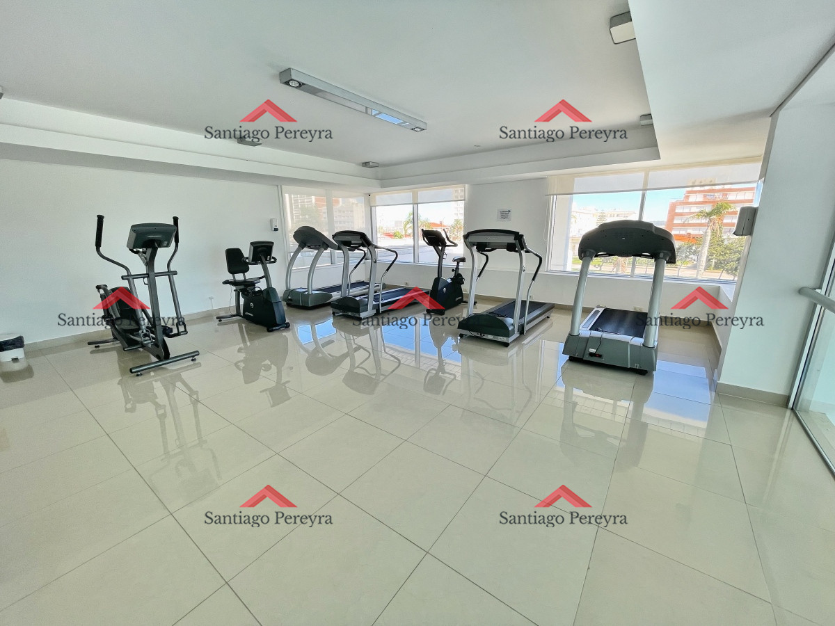 Apartamento ID.3082 - Amplio apartamento en venta, 3 dormitorios y dependencia, terraza con parrillero cerrada, excelentes amenities, zona Conrad a metros de playa mansa