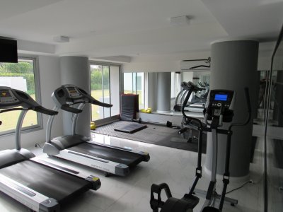 Vendo apartamento de 1 dormitorio en torre con muy buenos servicios, gastos bajos., zona Roosevelt, Puenta del Este.