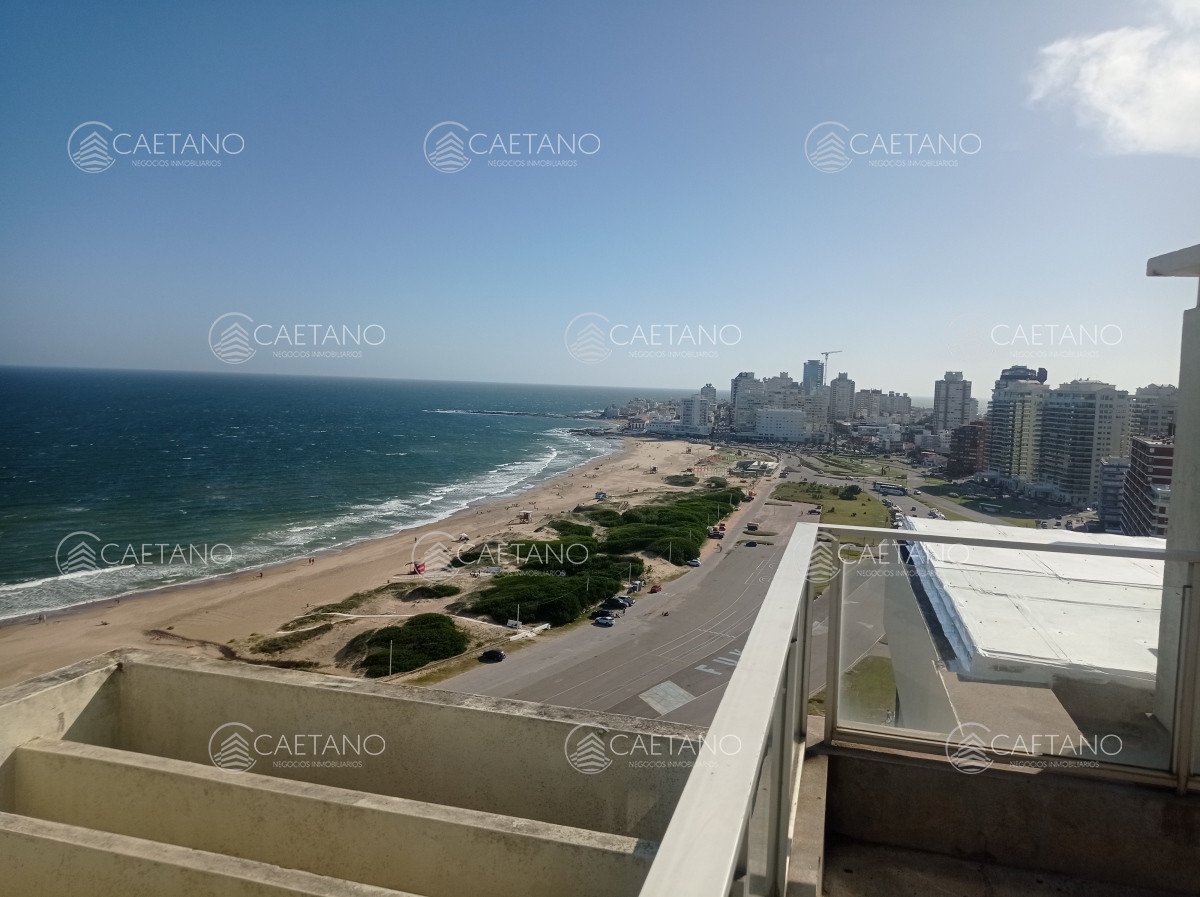Venta apartamento 4 dormitorios. Playa brava, Punta del Este.  - DMC14526A