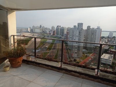 Venta apartamento 4 dormitorios. Playa brava, Punta del Este. 