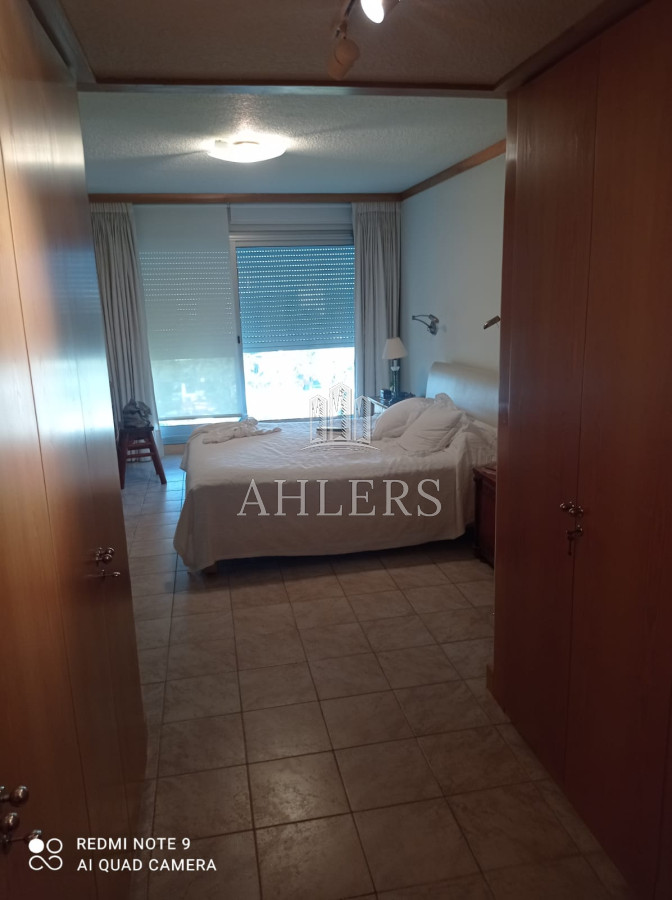 Apartamento ID.56 - Edificio Golden Gate, Parada 7, Playa Mansa. Altura y gran superficie