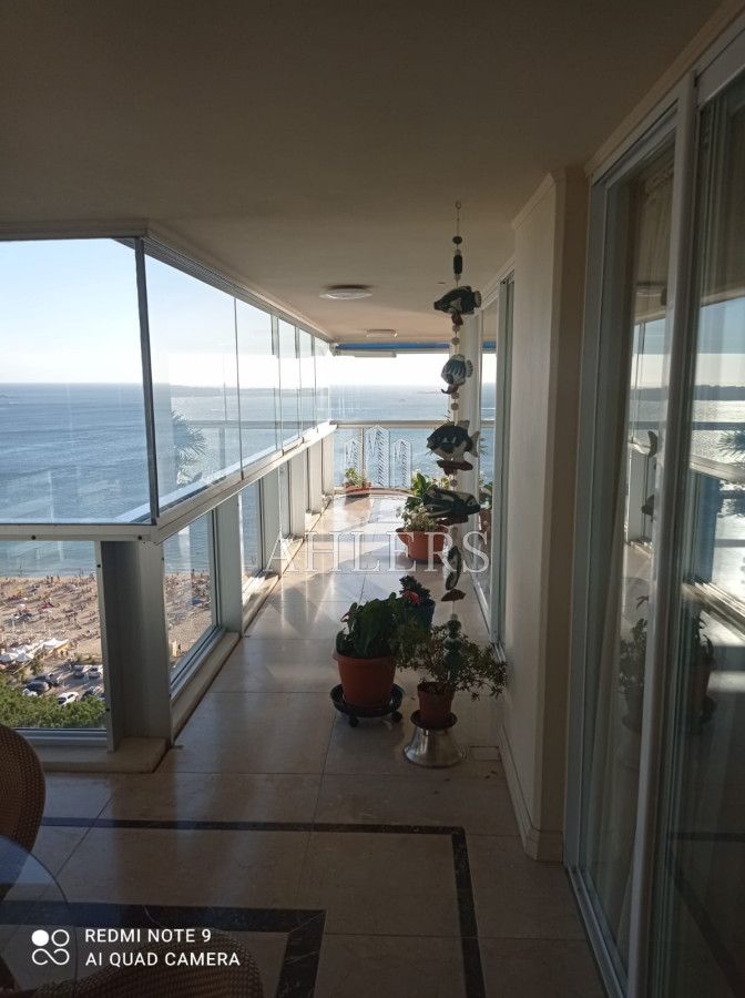 Apartamento ID.54 - Semi-piso Edificio Golden Gaite, Parada 7, Playa Mansa. Excelente vista y superficie