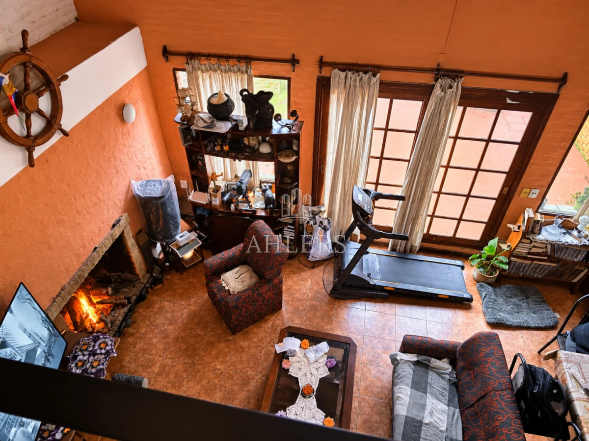 Casa ID.504 - Se vende Chalet en Pinares a pasos del Mar 