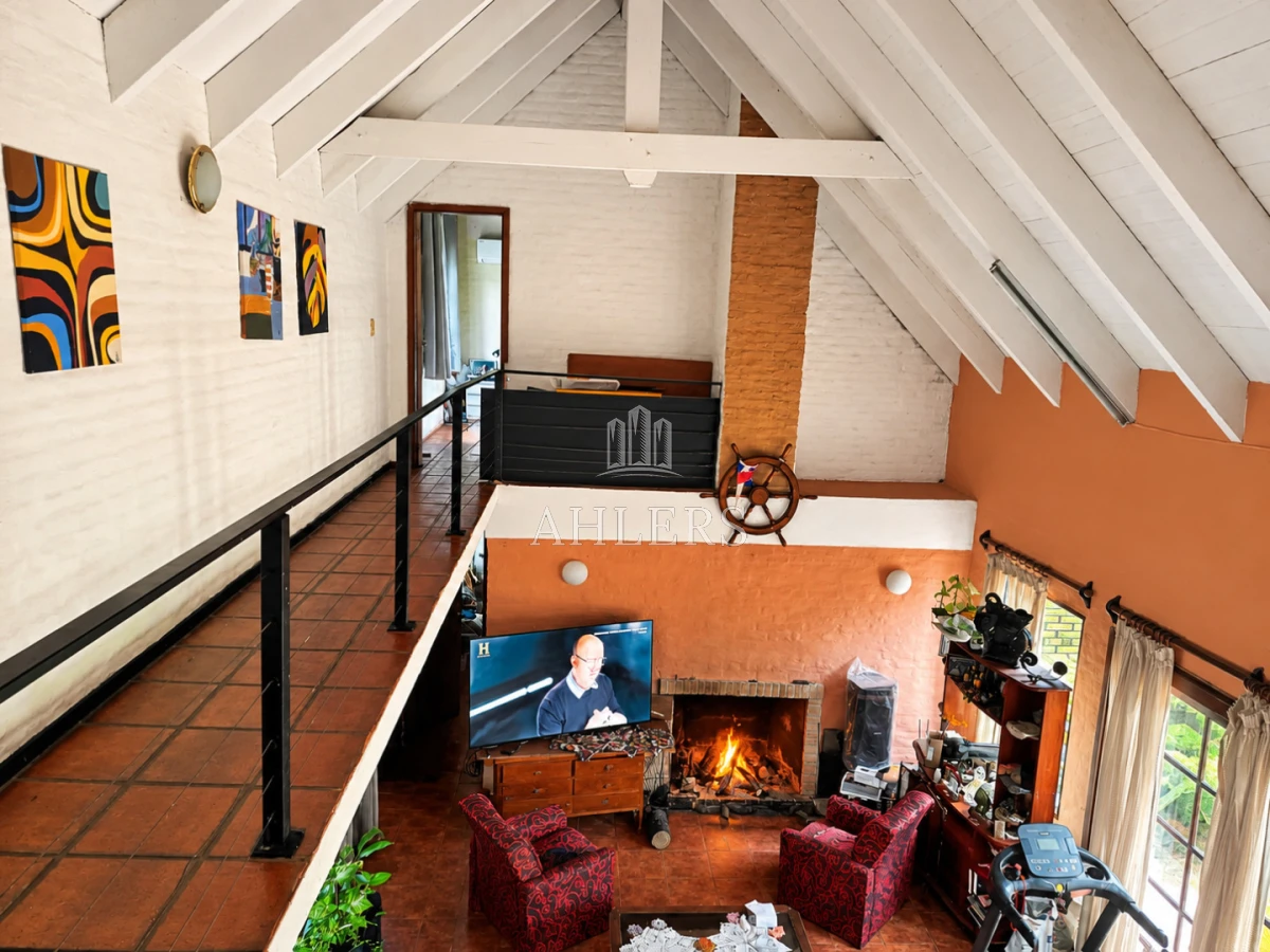 Casa ID.504 - Se vende Chalet en Pinares a pasos del Mar 