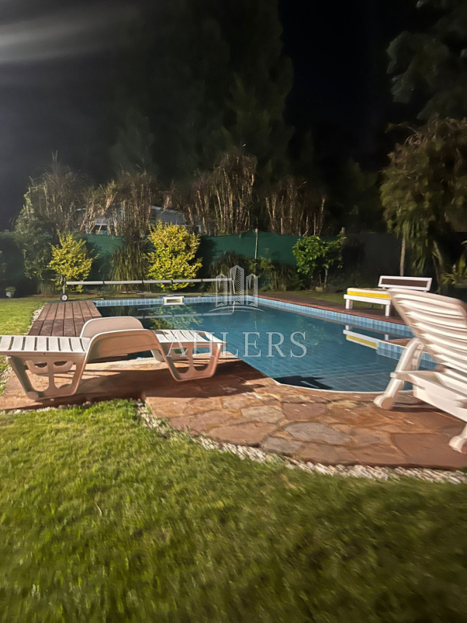 Casa ID.358 - Se vende casa en Barrio Marly cuenta con 4 dormitorios, 3 baños, living con estufa 