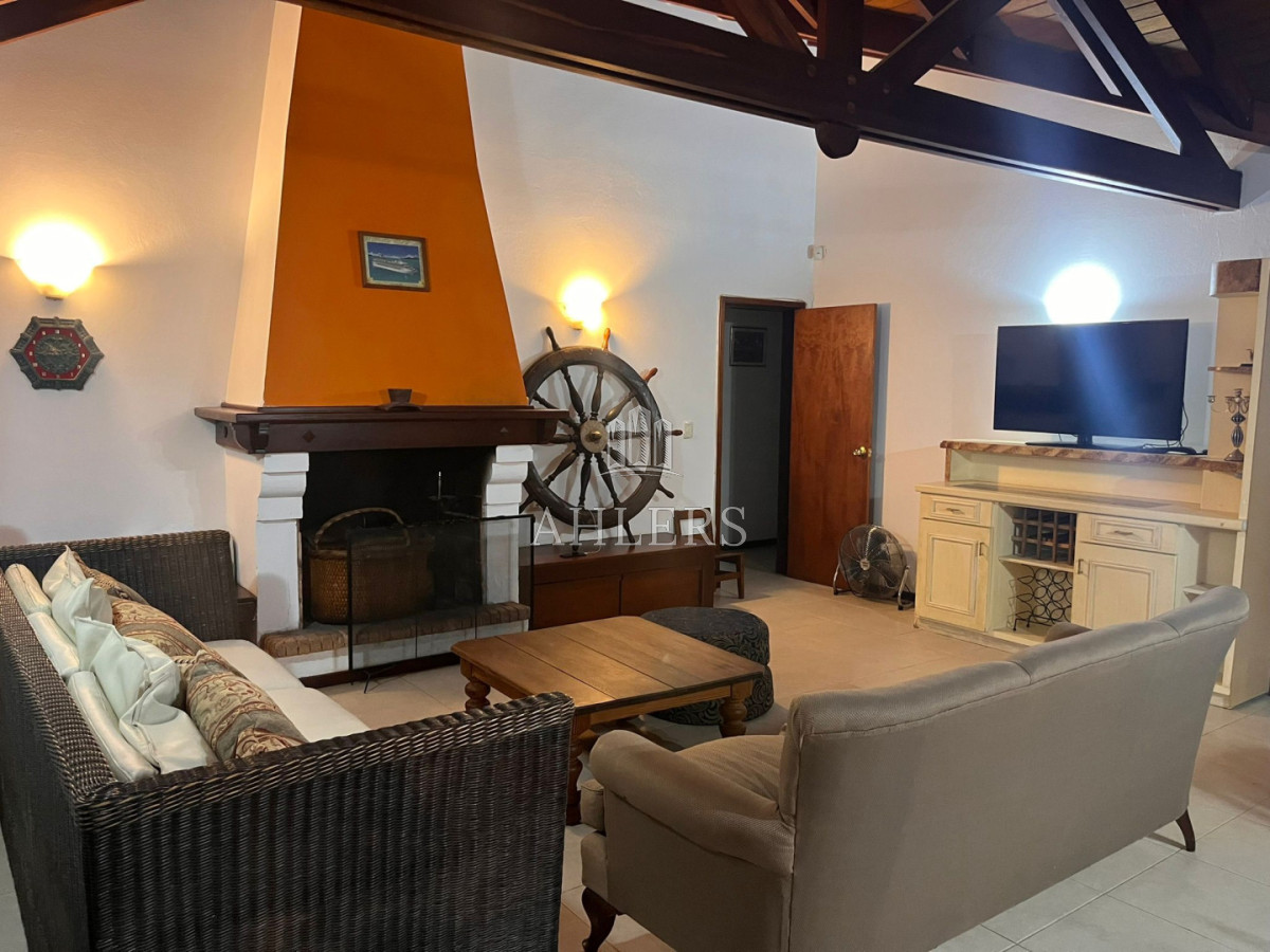 Casa ID.358 - Se vende casa en Barrio Marly cuenta con 4 dormitorios, 3 baños, living con estufa 