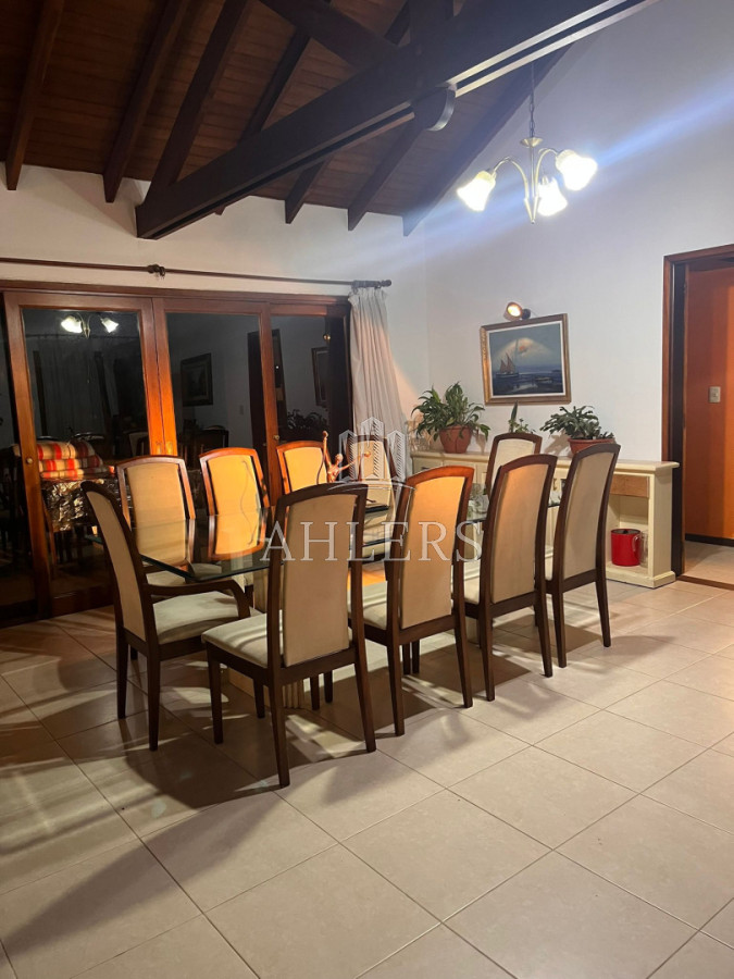 Casa ID.358 - Se vende casa en Barrio Marly cuenta con 4 dormitorios, 3 baños, living con estufa 
