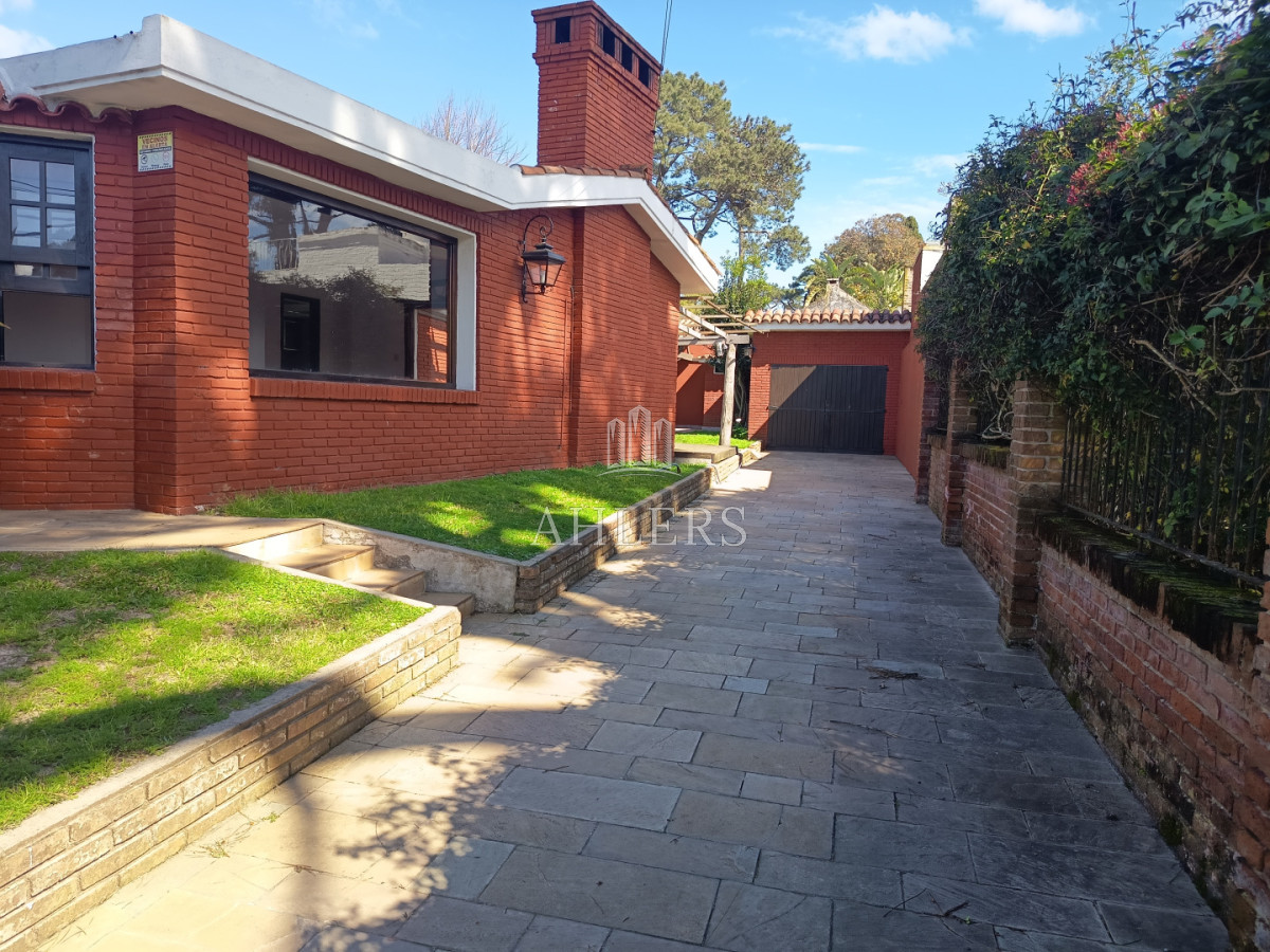 Casa ID.492 - SE VENDE CASA EN BARRIO CANTEGRIL - PUNTA DEL ESTE