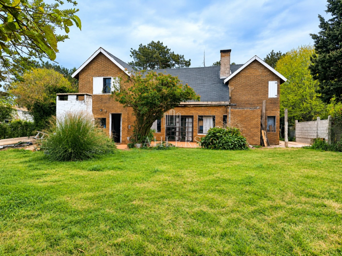 Casa ID.504 - Se vende Chalet en Pinares a pasos del Mar 