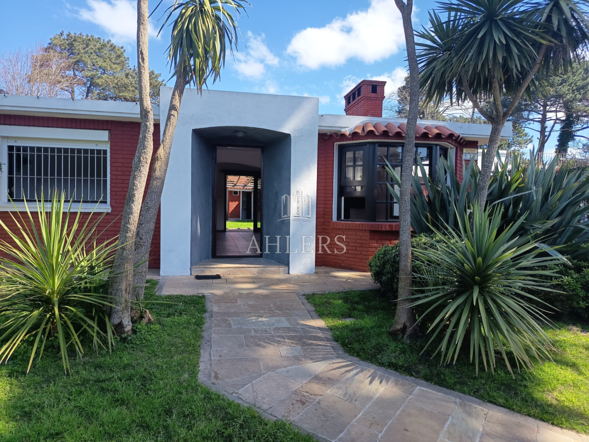 Casa ID.492 - SE VENDE CASA EN BARRIO CANTEGRIL - PUNTA DEL ESTE