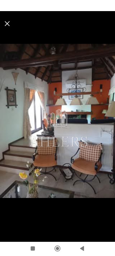 Casa ID.204 - Se vende cabaña de 4 dormitorios, cuenta con living, cocina, dos parrilleros