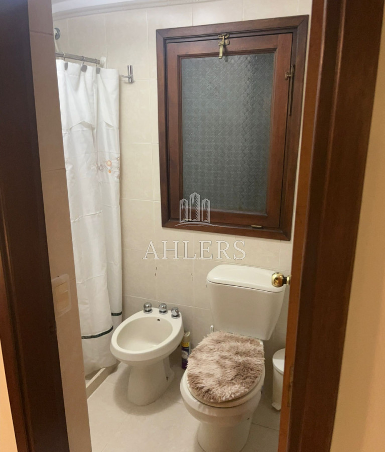 Casa ID.358 - Se vende casa en Barrio Marly cuenta con 4 dormitorios, 3 baños, living con estufa 