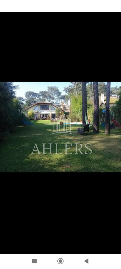 Casa ID.204 - Se vende cabaña de 4 dormitorios, cuenta con living, cocina, dos parrilleros