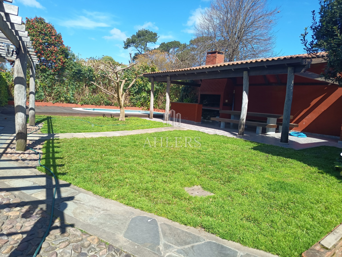 Casa ID.492 - SE VENDE CASA EN BARRIO CANTEGRIL - PUNTA DEL ESTE