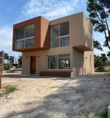 Casa en Laguna del Diario. Excelente diseño. A estrenar