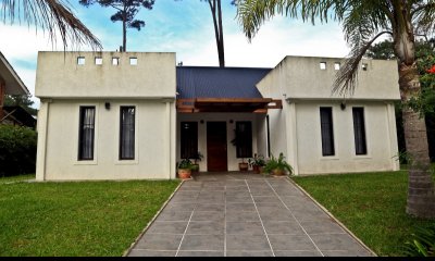 Oportunidad. Vende casa moderna en Pinares, Punta del Este