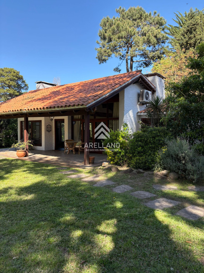 Casa ID.5591 - Venta casa 3 dormitorios y dependencia en zona colegios