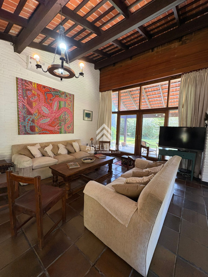 Casa ID.5591 - Venta casa 3 dormitorios y dependencia en zona colegios