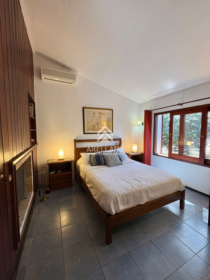 Casa ID.5591 - Venta casa 3 dormitorios y dependencia en zona colegios