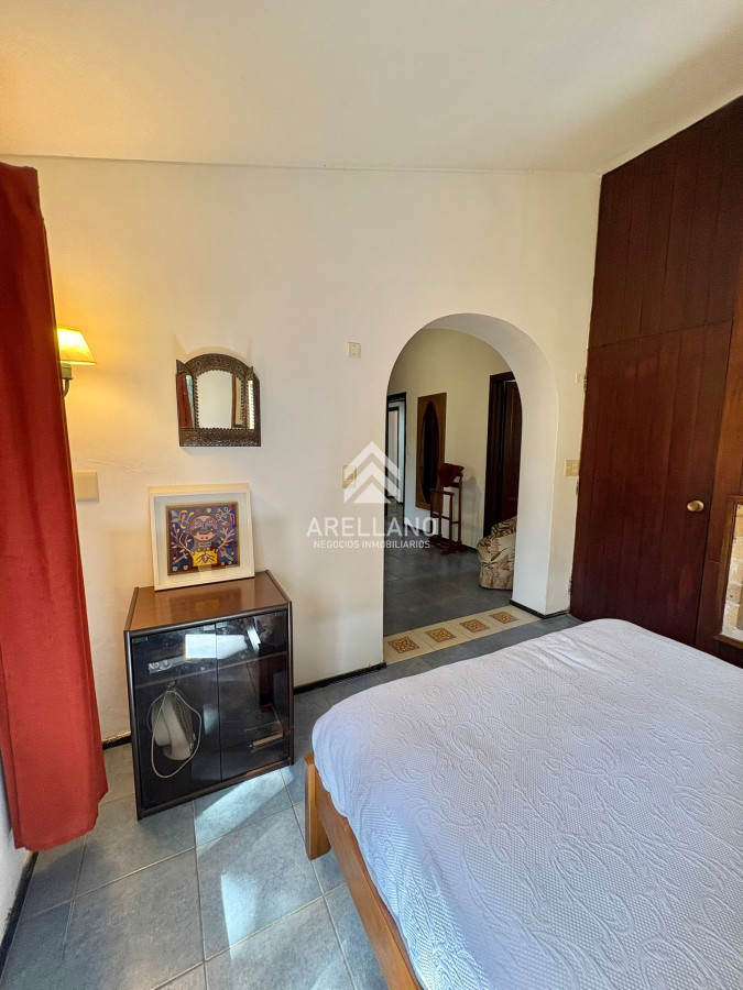 Casa ID.5591 - Venta casa 3 dormitorios y dependencia en zona colegios